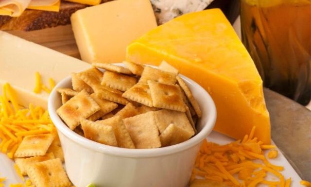 Cheese And Crackers For Yoni Juice As A Side Dish